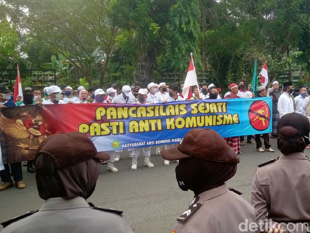 Massa Ormas Geruduk DPRD Purworejo Tolak RUU HIP Massa Ormas Geruduk DPRD Purworejo Tolak RUU HIP