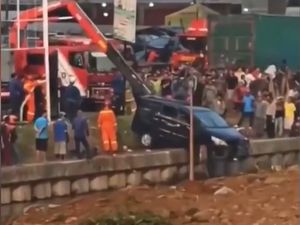 Mobil Nyemplung di Kalimalang, Ibu Tewas Anak Hanyut Mobil Nyemplung di Kalimalang, Ibu Tewas Anak Hanyut