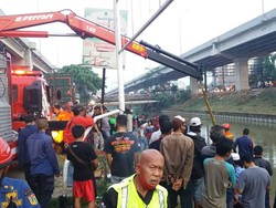 Momen Ustazah Selamatkan Anak dari Mobil yang Nyemplung di Kalimalang