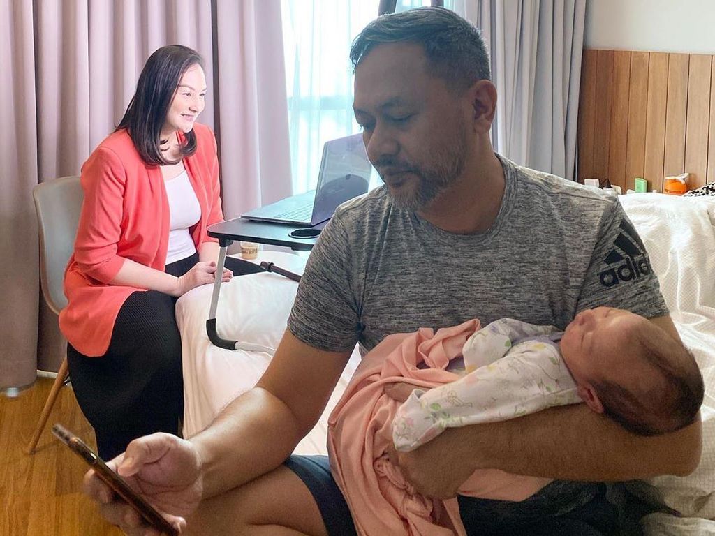 Cerita Indra Brasco Urus Anak Mona Ratuliu yang Selisih 17 Tahun Cerita Indra Brasco Urus Anak Mona Ratuliu yang Selisih 17 Tahun