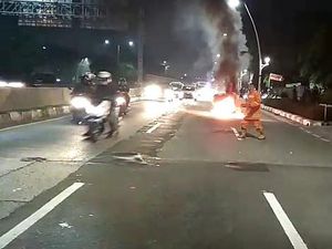 Sebuah Motor Terbakar di Jalan Yos Sudarso Dekat Kantor Wali Kota Jakut