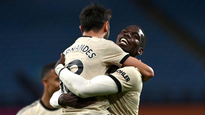 BIRMINGHAM, ENGLAND - JULY 09: Paul Pogba of Manchester United celebrates with Bruno Fernandes after scoring his teams third goal during the Premier League match between Aston Villa and Manchester United at Villa Park on July 09, 2020 in Birmingham, England. Football Stadiums around Europe remain empty due to the Coronavirus Pandemic as Government social distancing laws prohibit fans inside venues resulting in all fixtures being played behind closed doors. (Photo by Shaun Botterill/Getty Images)