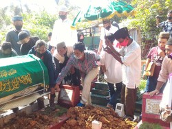 Tangis Kerabat Pecah Saat Pemakaman Guru SD Korban Pembunuhan di Sumsel