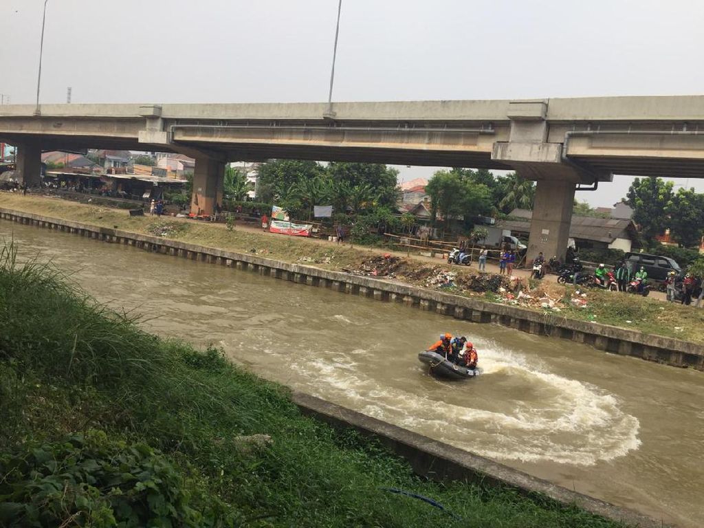 6 Jam Pencarian, Anak Korban Mobil Nyemplung di Kalimalang Ditemukan Tewas 6 Jam Pencarian, Anak Korban Mobil Nyemplung di Kalimalang Ditemukan Tewas