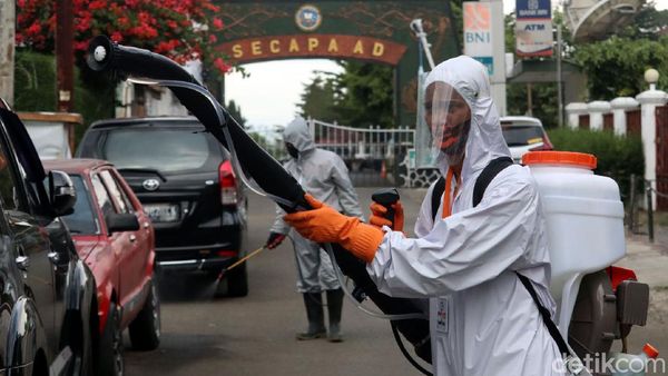 Operasi Disinfeksi Corona Sasar Pemukiman Secapa AD di Bandung