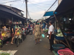 Pengunjung Tak Bermasker di Pasar Kebon Pala Disanksi Nyanyi Lagu Nasional
