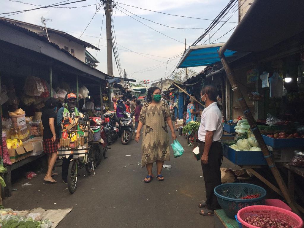 Pengunjung Tak Bermasker di Pasar Kebon Pala Disanksi Nyanyi Lagu Nasional Pengunjung Tak Bermasker di Pasar Kebon Pala Disanksi Nyanyi Lagu Nasional