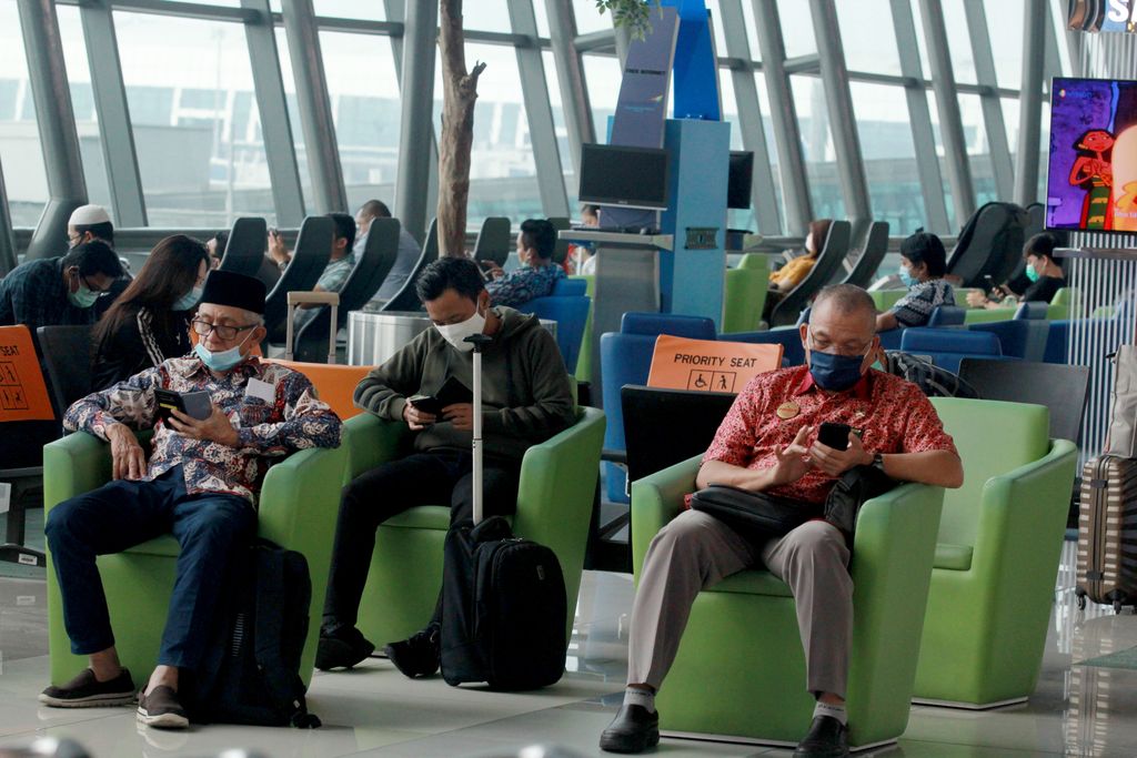 Calon penumpang dengan menerapkan jaga jarak bersiap menaiki pesawat di Terminal 3 Bandara Soekarno-Hatta, Tangerang, Banten, Jumat (10/7/2020. Pada masa tatanan normal baru lalu lintas penerbangan di Bandara Soekarno-Hatta mulai meningkat pada bulan ini. Periode 1-5 Juli 2020, rata-rata penerbangan sebanyak 355 penerbangan per hari, naik dibandingkan pada 1-30 Juni 2020 rata-rata 243 penerbangan per hari.
