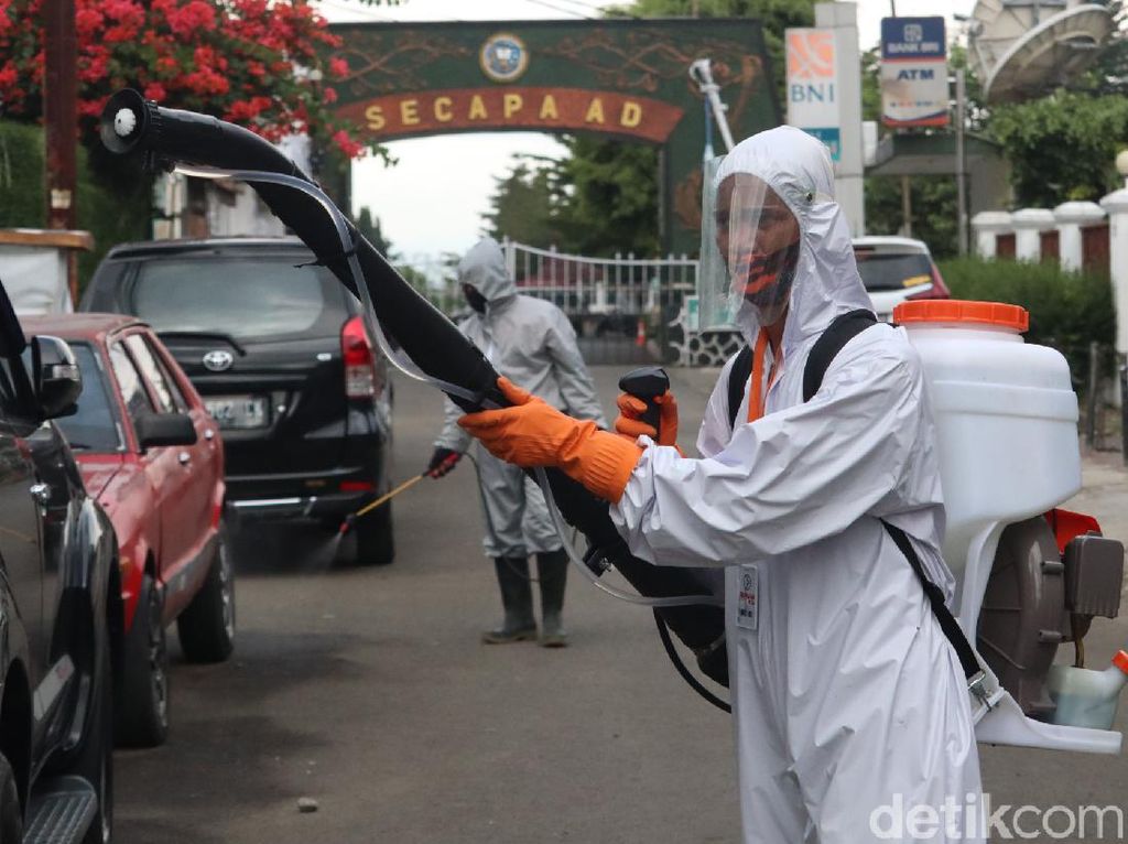 Pemukiman Warga Sekitar Secapa AD Bandung Disemprot Disinfektan Pemukiman Warga Sekitar Secapa AD Bandung Disemprot Disinfektan