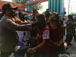 Banyak Pedagang dan Pembeli Tak Pakai Masker di Pasar Kedungmaling Mojokerto