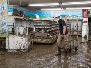 Potret Supermarket yang Hancur Diterjang Banjir Jepang Potret Supermarket yang Hancur Diterjang Banjir Jepang