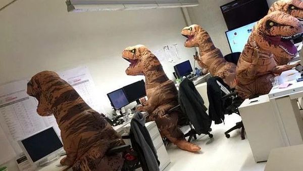 Deretan Foto Prank Lucu Bukti Jahilnya Karyawan Kantor, Kamu Pernah Alami?