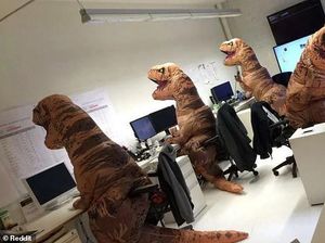 Deretan Foto Prank Lucu Bukti Jahilnya Karyawan Kantor, Kamu Pernah Alami?