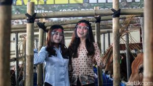 Senyum Manis SPG Hewan Kurban