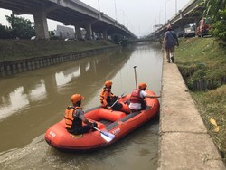 Tim SAR Sisir Sungai Cari Anak Korban Mobil Nyemplung di Kalimalang