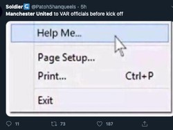 Satu lagi ejekan buat MU. Sebelum laga, Setan Merah dibilang sudah minta tolong sama VAR. (Foto: screenshot Internet/Twitter)