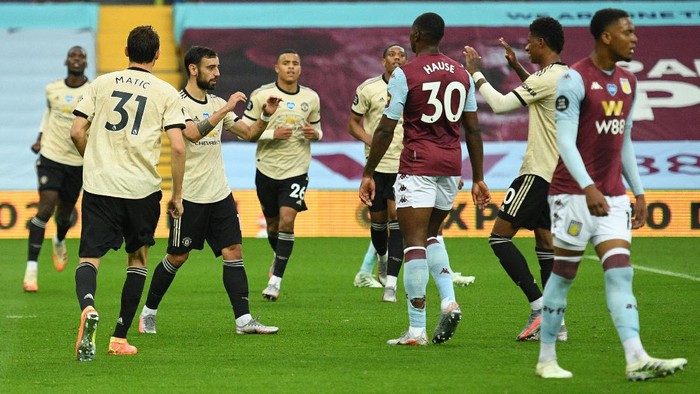 BIRMINGHAM, ENGLAND - JULY 09: Bruno Fernandes of Manchester United celebrates with his team mates after scoring his teams first goal during the Premier League match between Aston Villa and Manchester United at Villa Park on July 09, 2020 in Birmingham, England. Football Stadiums around Europe remain empty due to the Coronavirus Pandemic as Government social distancing laws prohibit fans inside venues resulting in all fixtures being played behind closed doors. (Photo by Oli Scarff/Pool via Getty Images)