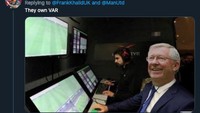 Manajer legendaris MU, Sir Alex Ferguson, sampai dibawa-bawa. Ia dibilang berada di ruang kontrol VAR sehingga MU pun dapat penalti. (Foto: screenshot Internet/Twitter)