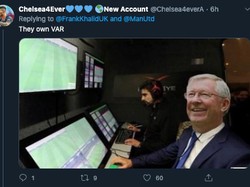Manajer legendaris MU, Sir Alex Ferguson, sampai dibawa-bawa. Ia dibilang berada di ruang kontrol VAR sehingga MU pun dapat penalti. (Foto: screenshot Internet/Twitter)