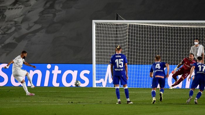 1255464313 MADRID, SPAIN - JULY 10: Karim Benzema (L) of Real Madrid scores his teams opening goal by penalty kick during the Liga match between Real Madrid CF and Deportivo Alaves at Estadio Alfredo Di Stefano on July 10, 2020 in Madrid, Spain. (Photo by Denis Doyle/Getty Images)