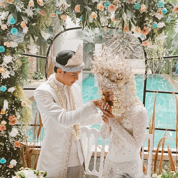 https://www.instagram.com/adammusik_/ Pernikahan Rey dan Dinda Hauw cukup mengejutkan penggemar mereka. Pasalnya, keduanya tak pernah menunjukkan hubungan asmara mereka.