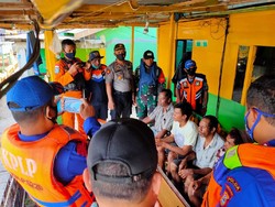 Kapal Pengangkut Kayu Tenggelam di Sinjai, 7 ABK Ditemukan Selamat