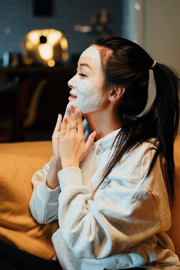 Biasanya kamu perlu menunggu setidaknya 15 menit sebelum melepas masker peel-off.
