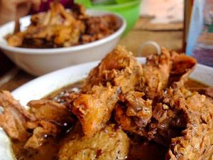 Uniknya Bakso Comberan Berkuah Hitam