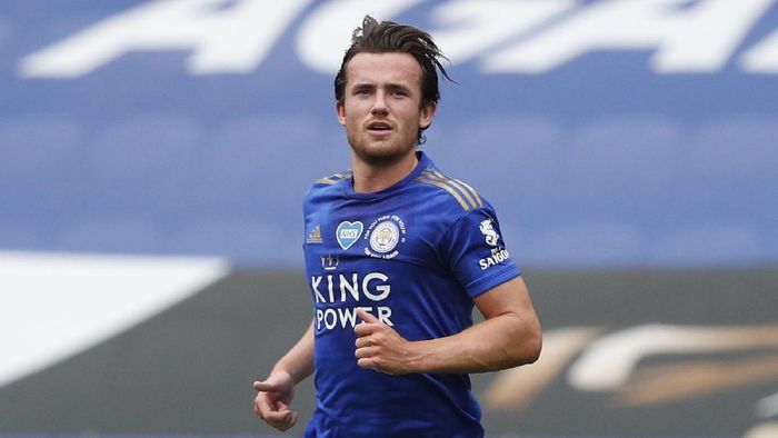 ben chilwell leicester city liga inggris premier league LEICESTER, ENGLAND - JULY 04: Ben Chilwell of Leicester City looks on during the Premier League match between Leicester City and Crystal Palace at The King Power Stadium on July 04, 2020 in Leicester, England. Football Stadiums around Europe remain empty due to the Coronavirus Pandemic as Government social distancing laws prohibit fans inside venues resulting in all fixtures being played behind closed doors. (Photo by Adrian Dennis/Pool via Getty Images)