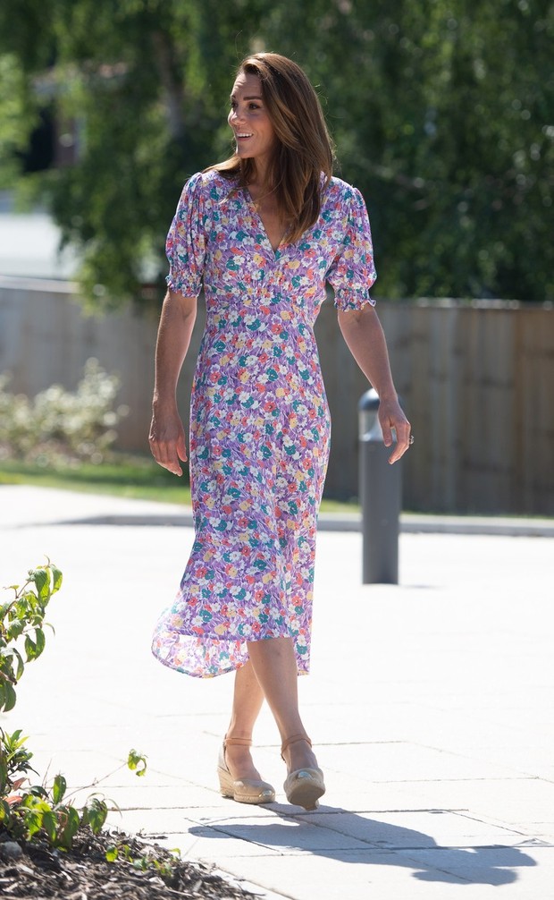 Marie-Louise floral-print crepe midi dress yang dikenakan Kate Middleton dalam kunjungan sosialnya diketahui berasal dari label bernama Faithfull the Brand. Setelah ditelusuri, brand tersebut berbasis di Bali yang didirikan oleh Sarah-Jane Abrahams dan Helle Them-Enger.