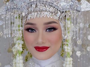 Dinda Hauw Dinikahi Rey Mbayang, Ini Rahasia Makeupnya yang Bikin Pangling Dinda Hauw Dinikahi Rey Mbayang, Ini Rahasia Makeupnya yang Bikin Pangling