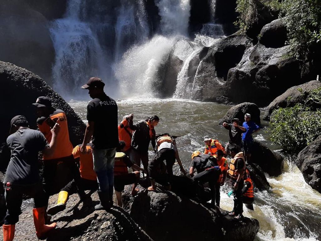 Warga Sulteng yang Jatuh dari Air Terjun Setinggi 30 Meter Ditemukan Meninggal Warga Sulteng yang Jatuh dari Air Terjun Setinggi 30 Meter Ditemukan Meninggal