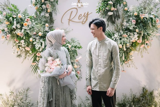https://www.instagram.com/dibaliklayarorganizer/ Dinda Hauw pernah menolak permintaan taaruf Rey Renaldi karena belum percaya dengan taaruf dan ingin beristikharah dulu.