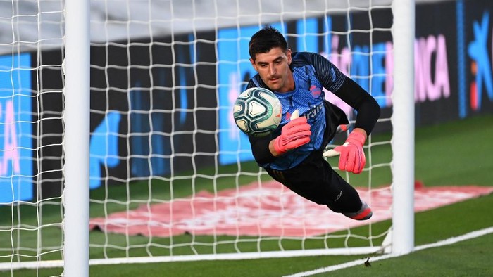 Real Madrids Belgian goalkeeper Thibaut Courtois warms up before the Spanish League football match between Real Madrid and Alaves at the Alfredo Di Stefano stadium in Valdebebas near Madrid on July 10, 2020. (Photo by GABRIEL BOUYS / AFP)