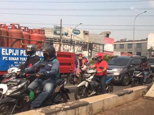 Truk Muatan Pasir Mogok Sejak Kemarin, Flyover Ciputat Sempat Macet Truk Muatan Pasir Mogok Sejak Kemarin, Flyover Ciputat Sempat Macet