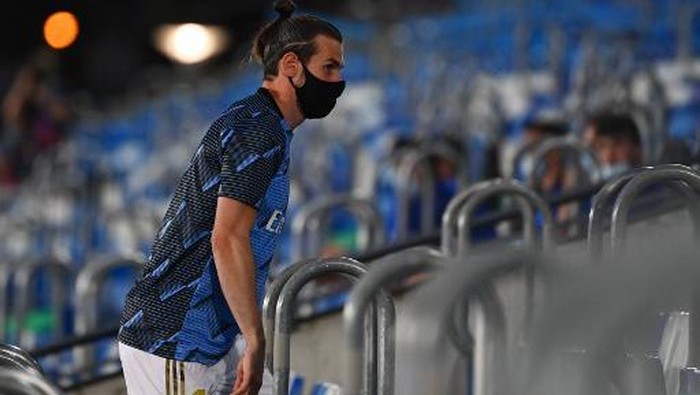 Real Madrids Welsh forward Gareth Bale wearing a face mask arrives to the Spanish League football match between Real Madrid and Alaves at the Alfredo Di Stefano stadium in Valdebebas near Madrid on July 10, 2020. (Photo by GABRIEL BOUYS / AFP)