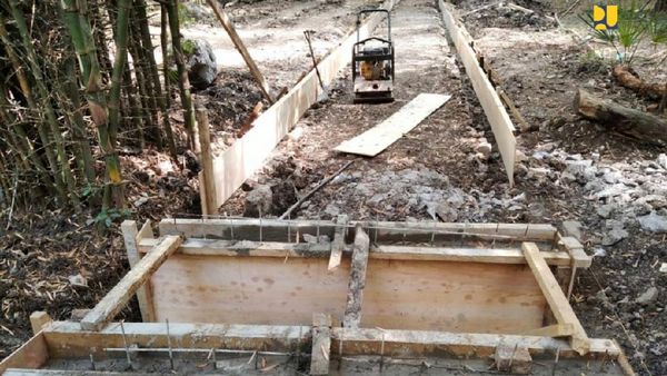 Goa Batu Cermin di Labuan Bajo Dipoles