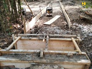 Goa Batu Cermin di Labuan Bajo Dipoles