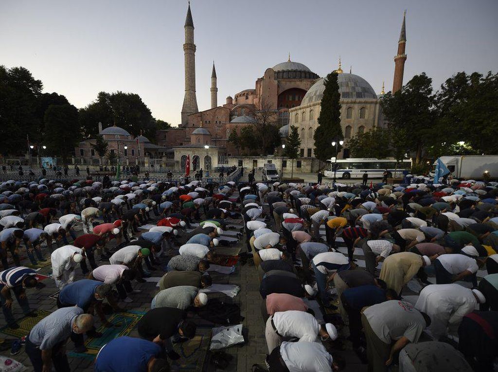 Salat Jumat Pertama di Hagia Sophia Puncak Kemenangan Perjuangan Muslim Turki