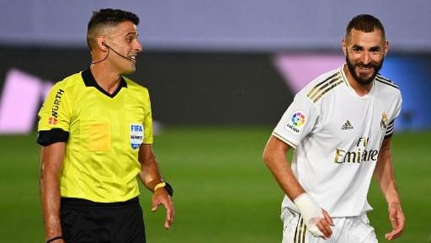 Real Madrid's French forward Karim Benzema (R) jokes with Spanish referee Jesus Gil during the Spanish League football match between Real Madrid and Alaves at the Alfredo Di Stefano stadium in Valdebebas near Madrid on July 10, 2020. (Photo by GABRIEL BOUYS / AFP)