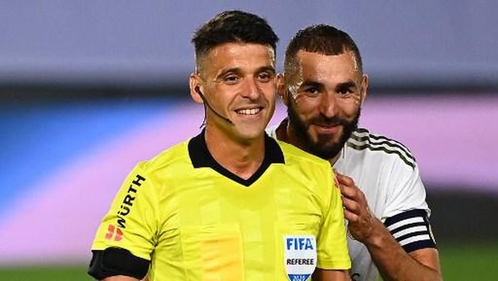 jesus gil manzano real madrid karim benzema laliga liga spanyol Real Madrids French forward Karim Benzema (R) jokes with Spanish referee Jesus Gil during the Spanish League football match between Real Madrid and Alaves at the Alfredo Di Stefano stadium in Valdebebas near Madrid on July 10, 2020. (Photo by GABRIEL BOUYS / AFP)