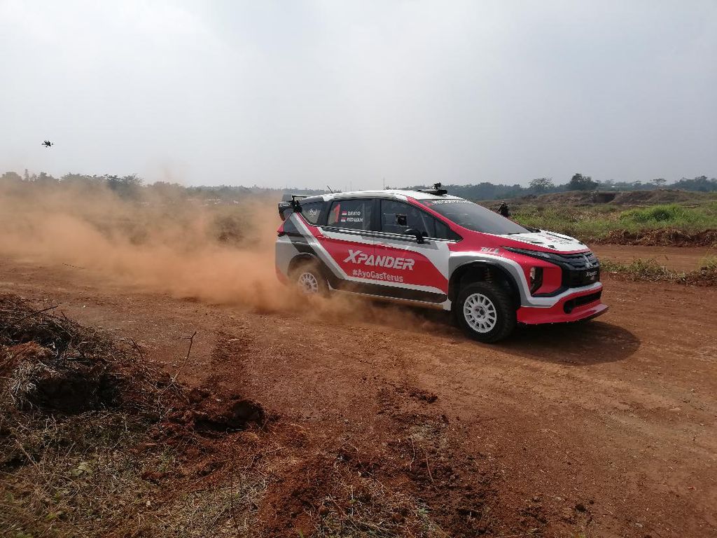 Kesan Pertama Rifat Latihan Pakai Mobil Rally Xpander AP4 di Sirkuit Tanah