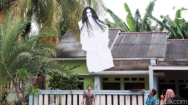 Seram! Layang-layang Ini Berbentuk Kuntilanak dan Pocong