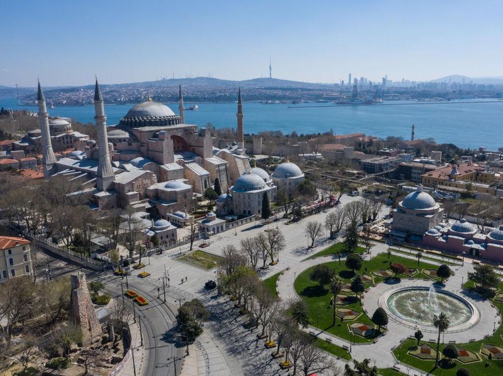 Hagia Sophia Bakal Gelar Sholat Jumat Perdana dengan 500 Jamaah Hagia Sophia Bakal Gelar Sholat Jumat Perdana dengan 500 Jamaah