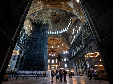 Pengadilan Turki menyetujui fungsi bangunan Hagia Sophia diubah dari museum menjadi masjid. Umat Islam di Turki dapat melangsungkan salat mulai 24 Juli 2020.