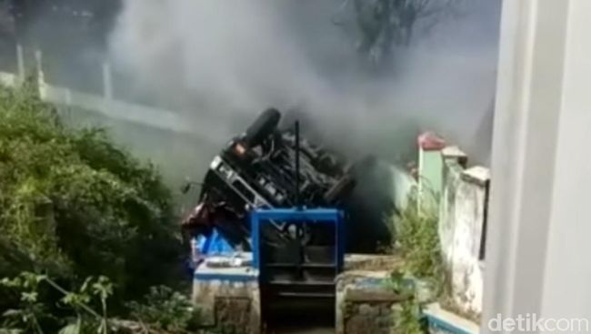 Gegara Korsleting, Mobil Pengangkut Multiplek Terbalik di Tulungagung Gegara Korsleting, Mobil Pengangkut Multiplek Terbalik di Tulungagung