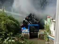 Gegara Korsleting, Mobil Pengangkut Multiplek Terbalik di Tulungagung