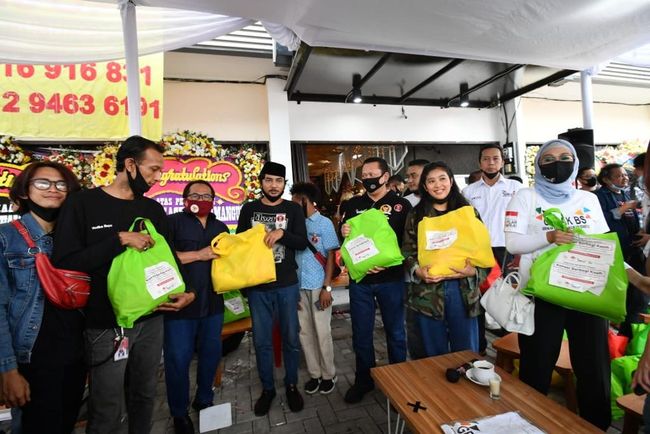 Ketua MPR Salurkan 250 Paket Sembako ke Seniman Jalanan di Jakarta Ketua MPR Salurkan 250 Paket Sembako ke Seniman Jalanan di Jakarta