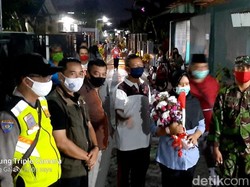 Pasien Sembuh dari Corona di Blitar Disambut Elekton dan Pemberian Bucket