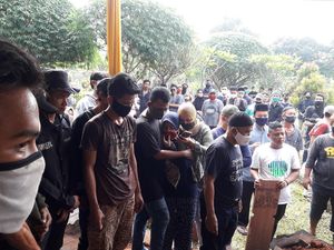 Tangis Ibunda Pecah Saat Jenazah Editor MetroTV Dimasukkan ke Liang Lahad